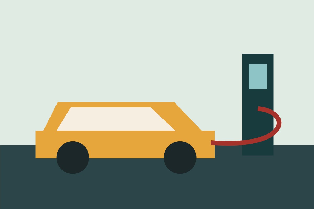 Bestuurder sluit een elektrische auto aan op een openbare laadpaal in een Nederlandse woonstraat